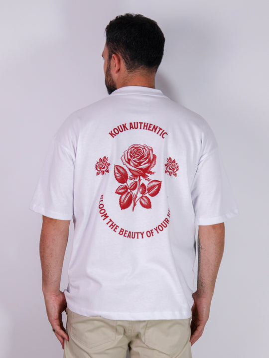 Modelo com camiseta oversized da marca Kouk Authentic, modelo manga média longa na altura do cotovelo, padrão brasileiro.
Produto a pronta entrega com desconto no frete para todos Brasil