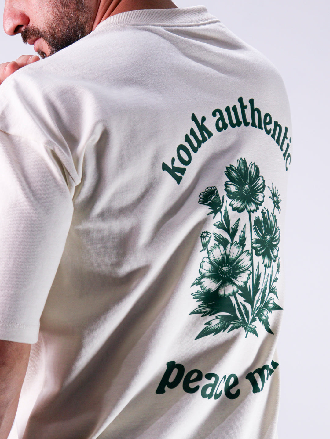 Modelo com camiseta oversized da marca Kouk Authentic, modelo manga média longa na altura do cotovelo, padrão brasileiro.
Produto a pronta entrega com desconto no frete para todos Brasil