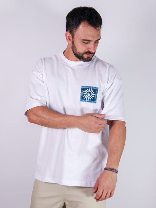 Modelo com camiseta oversized da marca Kouk Authentic, modelo manga média longa na altura do cotovelo, padrão brasileiro.
Produto a pronta entrega com desconto no frete para todos Brasil