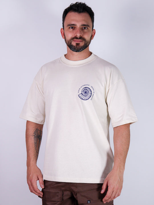 Modelo com camiseta t-shirt da marca Kouk Authentic, modelo manga média curta, padrão brasileiro.
Produto a pronta entrega com desconto no frete para todos Brasil