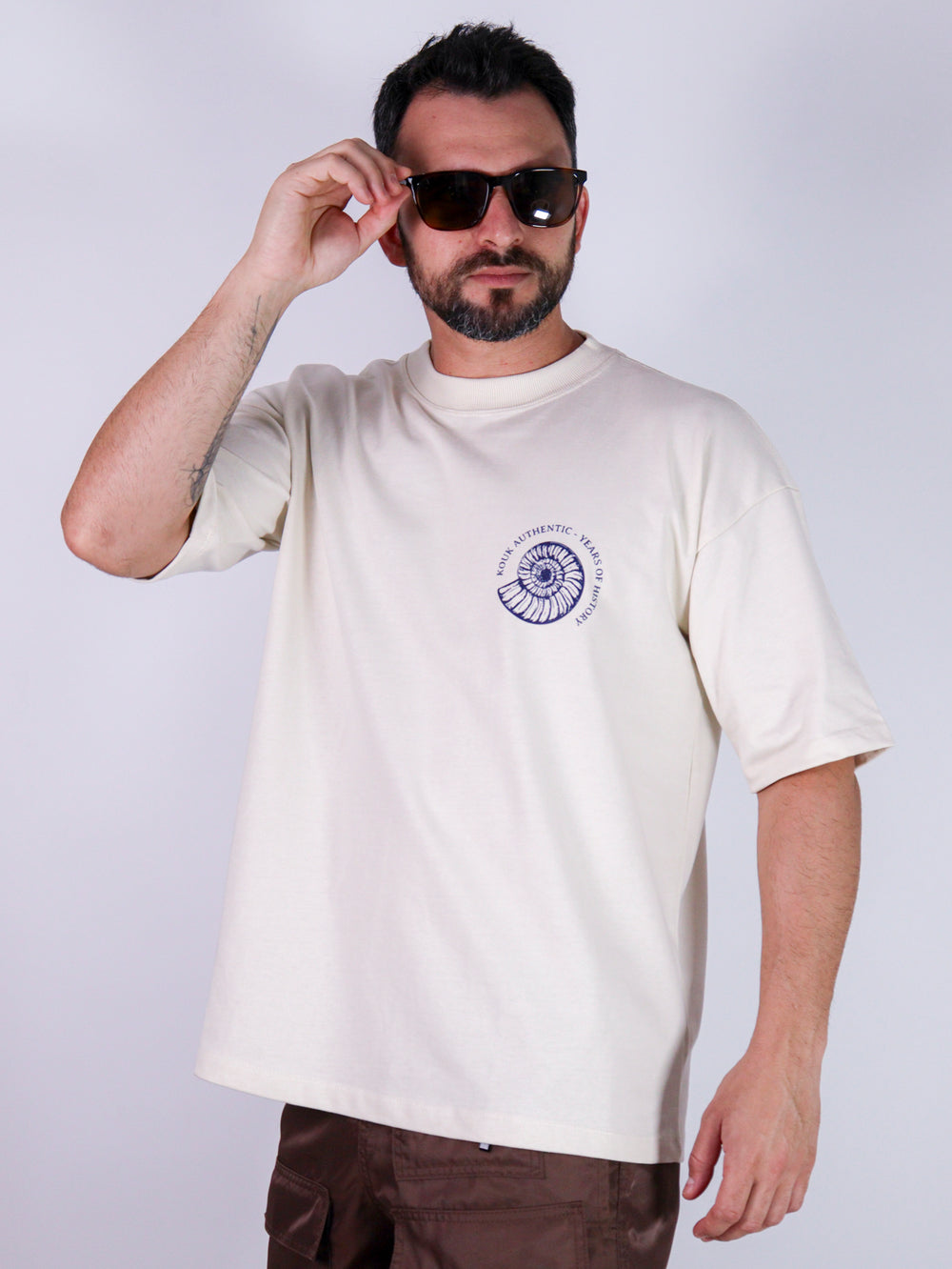 Modelo com camiseta t-shirt da marca Kouk Authentic, modelo manga média curta, padrão brasileiro.
Produto a pronta entrega com desconto no frete para todos Brasil