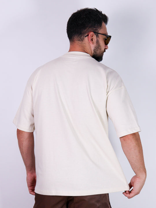 Modelo com camiseta t-shirt da marca Kouk Authentic, modelo manga média curta, padrão brasileiro.
Produto a pronta entrega com desconto no frete para todos Brasil