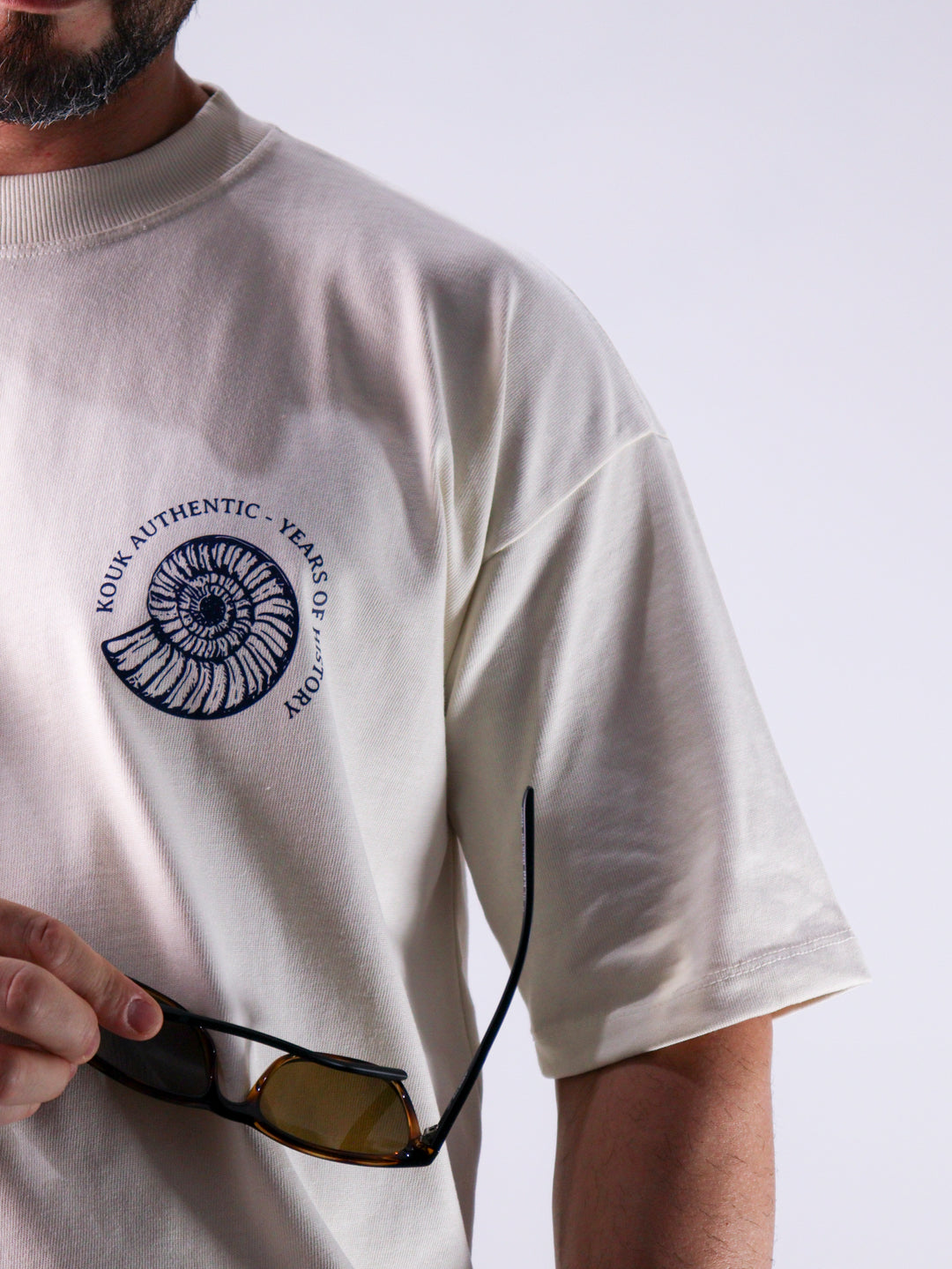 Modelo com camiseta t-shirt da marca Kouk Authentic, modelo manga média curta, padrão brasileiro.
Produto a pronta entrega com desconto no frete para todos Brasil