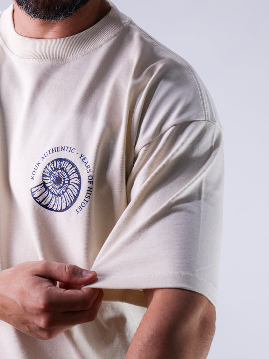 Modelo com camiseta t-shirt da marca Kouk Authentic, modelo manga média curta, padrão brasileiro.
Produto a pronta entrega com desconto no frete para todos Brasil