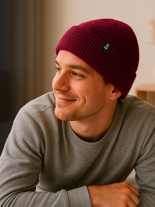 Gorro Modelo Marinheiro Curto na Cor Vinho Quente em Lã Cenelado - Homem Deitado na Cama