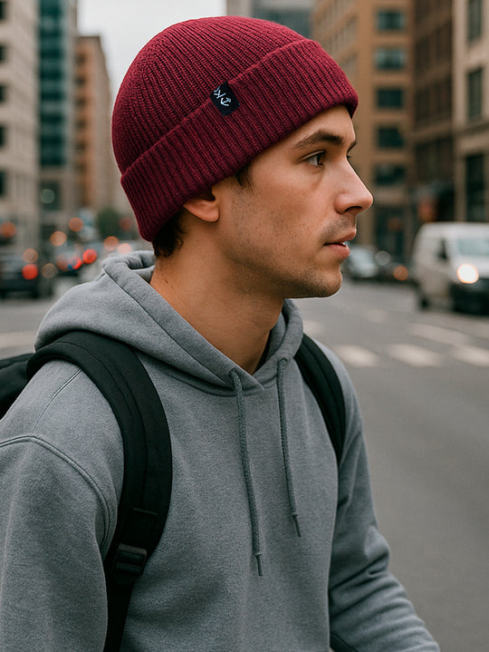 Modelo Usando Gorro Estilo Marinheiro Vinho de Lã Quente em uma rua na cidade