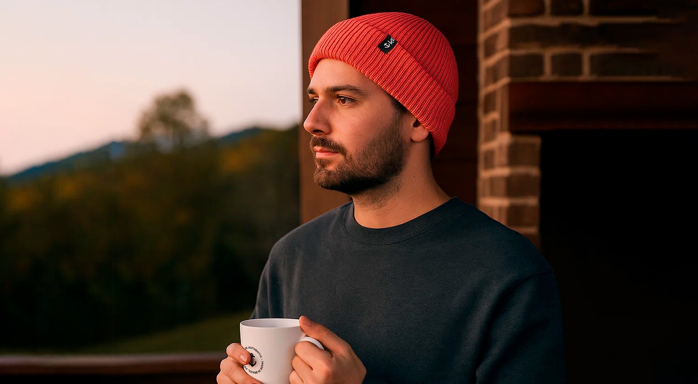 Banner Principal Kouk Authentic - Modelo Usando Gorro Estilo Marinheiro de Lã Quente
