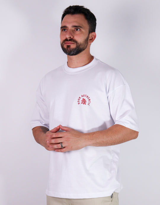 Modelo com camiseta oversized da marca Kouk Authentic, modelo manga média longa na altura do cotovelo, padrão brasileiro.
Produto a pronta entrega com desconto no frete para todos Brasil