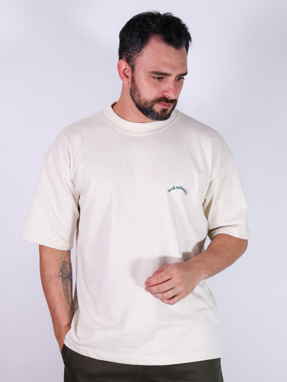 Modelo com camiseta oversized da marca Kouk Authentic, modelo manga média longa na altura do cotovelo, padrão brasileiro.
Produto a pronta entrega com desconto no frete para todos Brasil