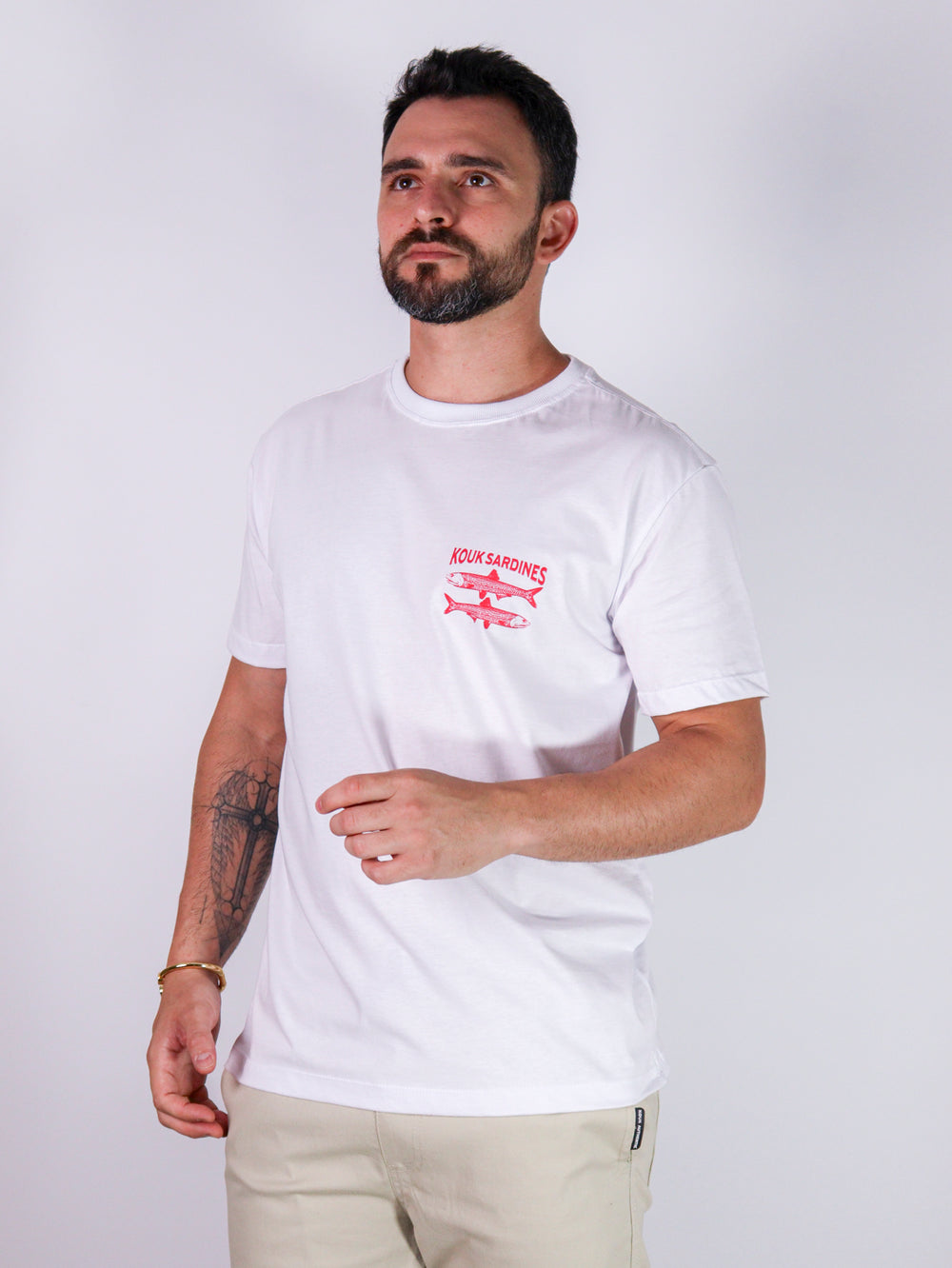 Modelo com camiseta t-shirt da marca Kouk Authentic, modelo manga média curta, padrão brasileiro.
Produto a pronta entrega com desconto no frete para todos Brasil