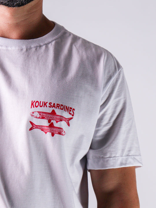 Modelo com camiseta t-shirt da marca Kouk Authentic, modelo manga média curta, padrão brasileiro.
Produto a pronta entrega com desconto no frete para todos Brasil