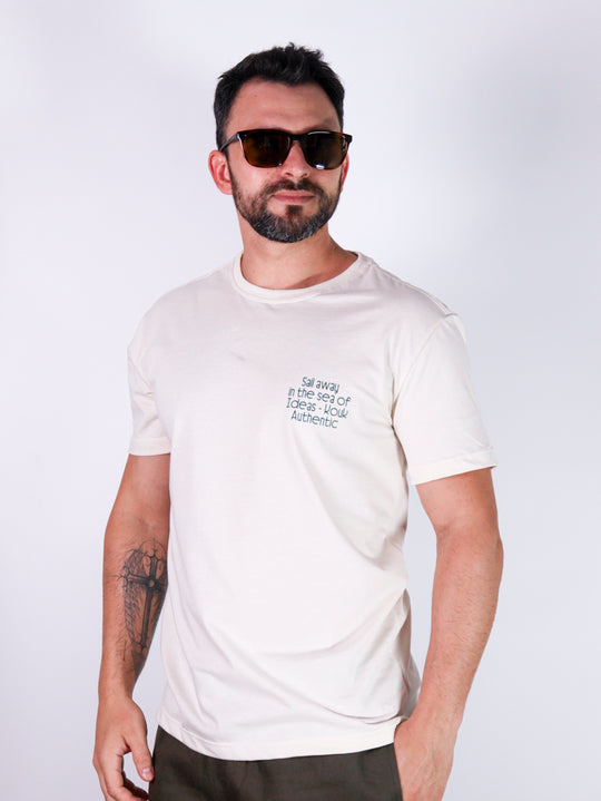 Modelo com camiseta branca da marca Kouk Authentic, manga média curta. Produto a pronta entrega com desconto no frete para todos Brasil